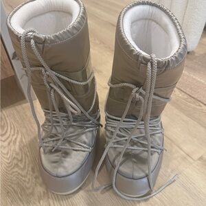 Moon Boot – Worn Once – Excellent Condition